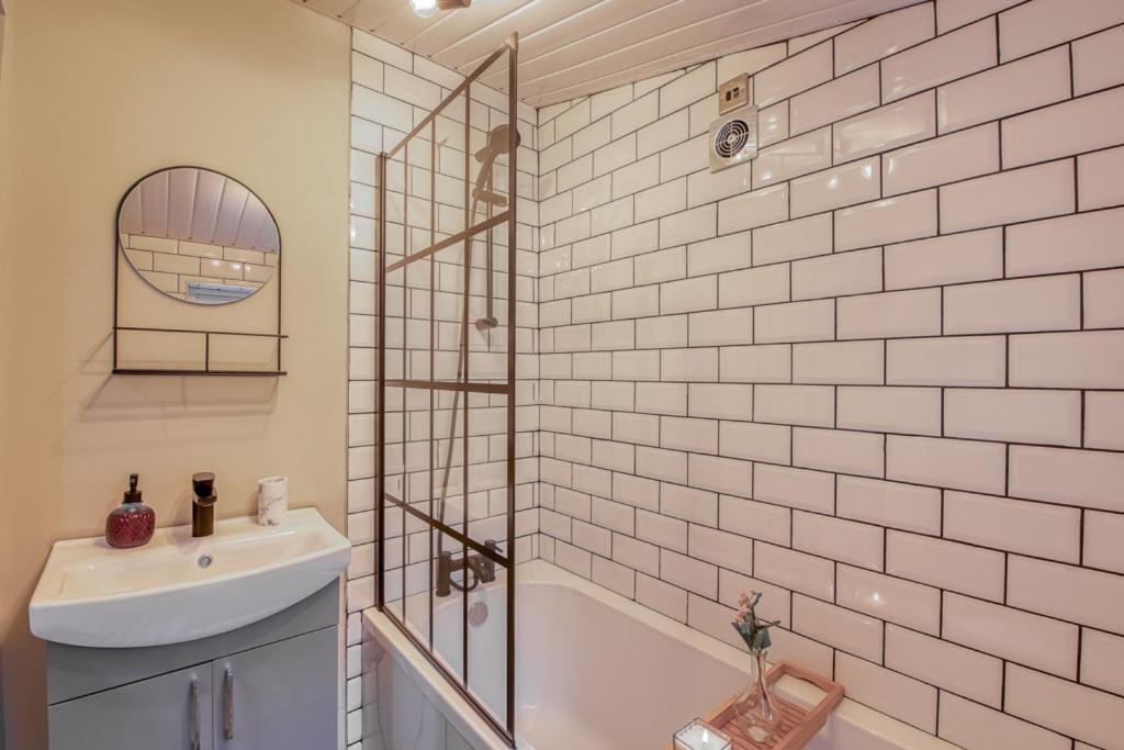 Charming City Home, Beside The Serene Ormeau Park Belfast Exteriör bild