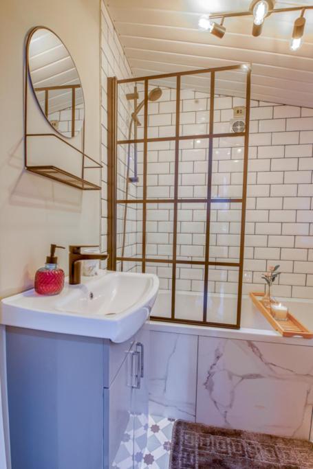 Charming City Home, Beside The Serene Ormeau Park Belfast Exteriör bild
